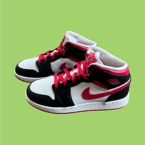 nike air jordan 1 mid GS “white very berry”